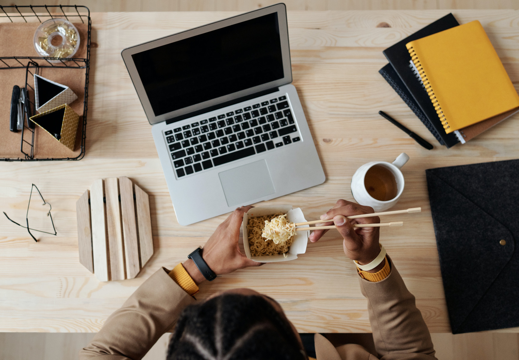 Déjeuner à son poste de travail : ah bon ? C'était interdit ?